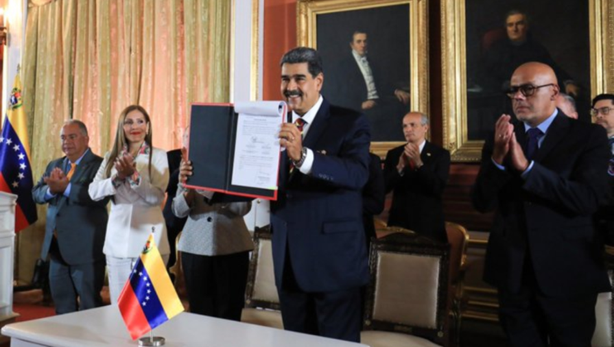 Maduro enacts law for Integral Defense of Venezuela