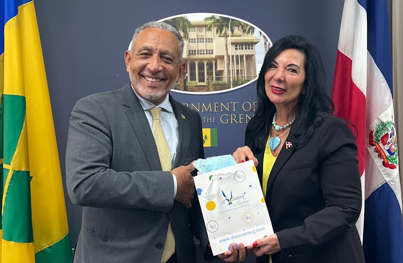 Ambassador of Dom. Rep to SVG presents credentials