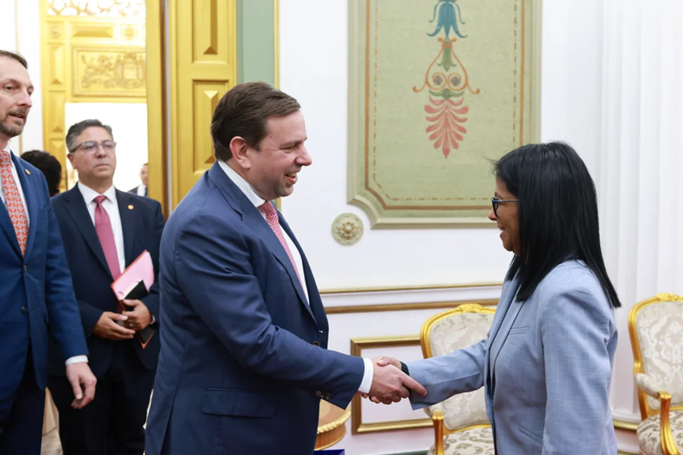 Venezuela’s acting President meets with Shell’s representatives
